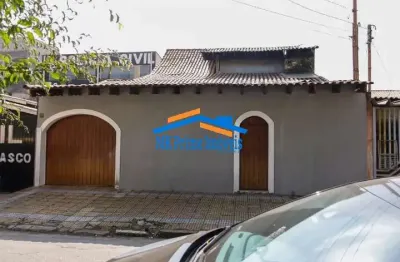 Casa no i.a.p.i com 3 quartos sendo 1 suíte e 4 vagas de garagem.