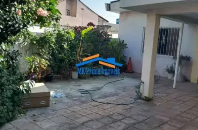 Casa térrea com 3 quartos sendo 1 suíte e 4 vagas de garagem.