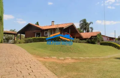 Chácara completa com casa sede, lazer completo e energia solar.