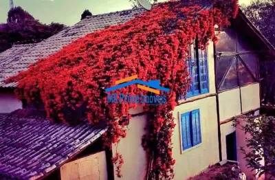 Casa rústica encantadora – 3 suítes, mezaninos, piscina e ateliê