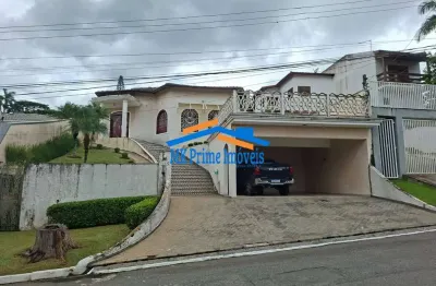 Casa de Alto Padrão em Condomínio em Cotia: 3 Suítes e Piscina