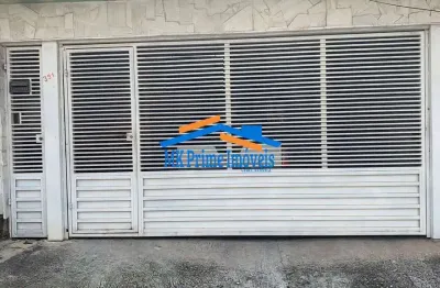 Sobrado com 3 dormitórios, churrasqueira e 2 vagas de garagem.