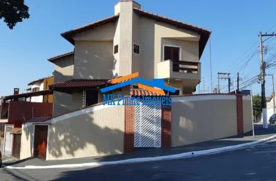 Sobrado elegante e moderno: 3 suítes, ar condicionado e acabamento de alto.