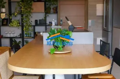 Apartamento com 62m² recém reformado no centro, porteira fechada.