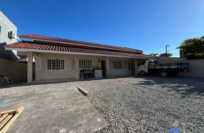 Casa com 4 quartos à venda na Rua Anchieta, Ubatuba, São Francisco do Sul