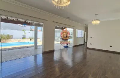 Casa elegante! 3 suítes, quintal grande com piscina no residencial lago da serra!