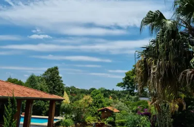 Linda chácara em condomínio fechado, de 1.697m2, com  303m2 de área construída, com muito verde no vitassay em boituva