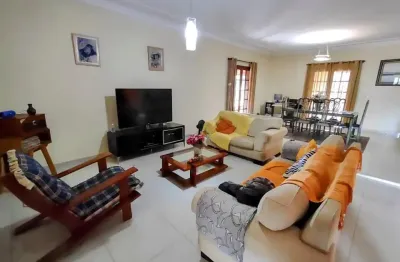 Linda chácara em condomínio fechado, de  10.000m2, com  700m2 de área construída, com muito verde no vitassay em boituva