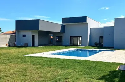 Linda casa térrea com 480m2 em condomínio fechado green ville  em  boituva - sp.