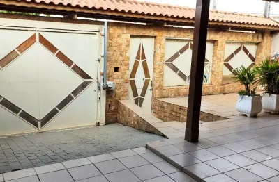 Linda casa térrea com 270m² de área construída no centro de boituva - sp.