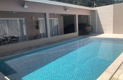 Linda casa térrea  com 250m2 de área construída  e terreno de 409m2, á venda, 03 dormitório sendo 03 suítes, sala 02ambientes, cozinha planejada, 04 vagas no canto do forte - praia grande - sp
