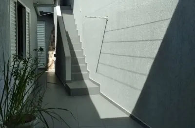 Linda casa térrea à venda com 180m² de área construída, terreno de 162m² , no bairro vila scarpelli - santo andré - sp.