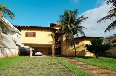 Casa de condomínio sobrado á venda tem 500m² com 05 dormitórios.