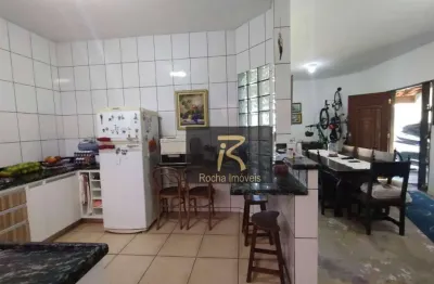 Excelente casa com 3 dormitórios sendo 2 suítes ,cozinha americana , sala ampla , 400 mts da praia  r$ 400.000.00