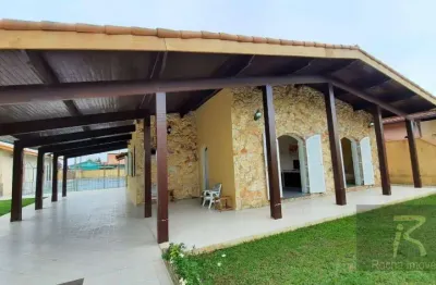 Oportunidade casa com 4 suítes com  área gourmet com piscina e quadra de tênis amplo espaço para sua família.