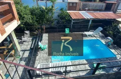 Lindo sobrado à venda com 05 suítes, 07 banheiros, cozinha, sala, hoje o imóvel atende como hostel em 03 suítes, contém piscina, viveiro, um lago ( ar