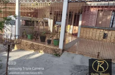 Garagem coberta para 2 carros (aproximadamente 6x6m).  pequeno jardim ou área de circulação.    2. casa principal (10x20m):  sala de estar e jantar in