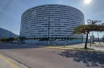 Apartamento com uma espetacular vista para o mar em peruíbe. o imóvel conta com um confortável quarto equipado com armários embutidos, cozinha, um ban