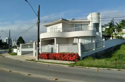 Casa 3 quartos sendo um suite, frente para o lago Pedra Branca.
