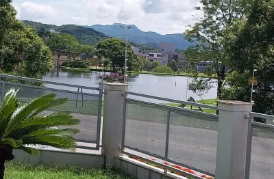 Casa 3 quartos sendo um suite, frente para o lago pedra branca.