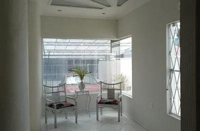 Sala tipo comercial. local calmo, seguro. térreo de fácil estacionamento.