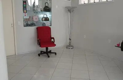 Sala tipo comercial. local calmo, seguro. térreo de fácil estacionamento.
