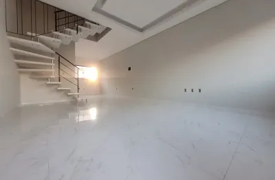 Casa tipo sobrado alto padrão de construção bem localizado.