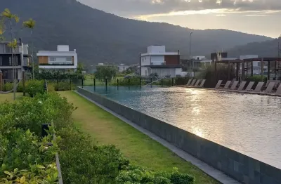 Casa sendo construída em  alto padrão de construção, bem localizada.
