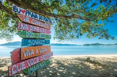 Terreno plano próprio para construção de casas, de moradia ou veraneio.