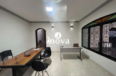 Casa com 3 quartos à venda no São Benedito, Uberaba 