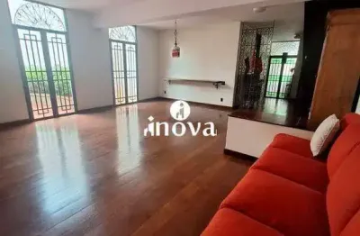 Casa com 3 quartos à venda no Jardim Alexandre Campos, Uberaba 