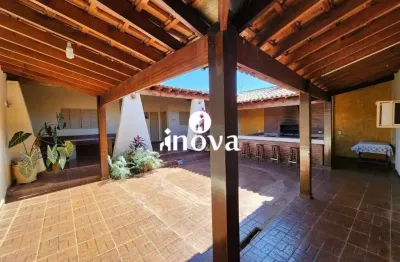 Casa com 6 quartos à venda no Fabrício, Uberaba 