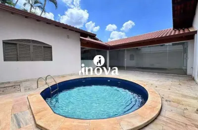 Casa em condomínio fechado com 6 quartos para alugar no Mercês, Uberaba 