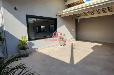 Casa de luxo com 4 quartos todos suítes e área de lazer com piscina