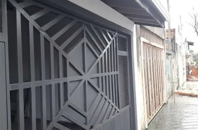'residência confortável e prática: garagem coberta, três dormitórios aconchegantes, sala ampla, cozinha espaçosa e mais! descubra o seu novo lar.'