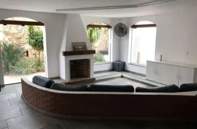 Residência espaçosa e moderna no jardim vergueiro: três quartos, suíte e ampla área externa