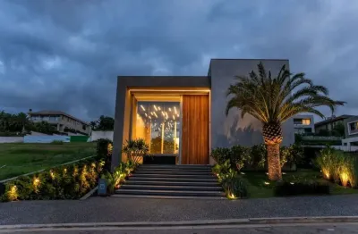 Venha conhecer essa incrível mansão de alto padrão, com 05 suítes amplas e luxuosas, todas com closets para um maior conforto e praticidade.