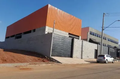 Galpão industrial, 700 m2 premoldado, com capacidade para ponte rolante de até 20ton.
