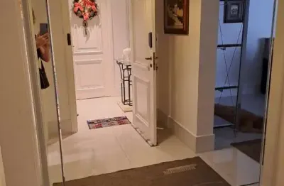 Apartamento mobiliado de 160m² com 2 suítes, escritório e 3 vagas cobertas na alameda cauaxi