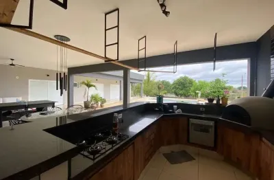 Casa em condomínio de luxo no bairro caguassu em sorocaba-sp: 3 quartos, 1 suíte, 4 banheiros, 4 vagas de garagem.