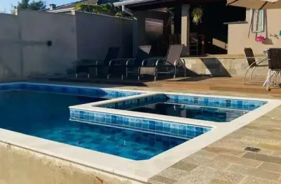 Casa com piscina e área gourmet em bairro tranquilo de araçoiaba da serra