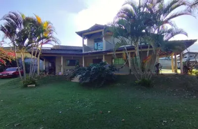 Linda casa com 03 suítes em terreno que dispõe de  2.131m² Condomínio Residencial Village da Serra!