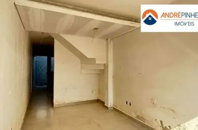 Casa duplex com entrada independente com 02 quartos sendo 02 com suítes no bairro santa monica