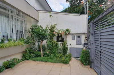 Sobrado no planalto paulista com 3 quartos grandes mais edícula. jardim com muito verde.