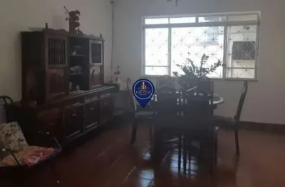 Casa térrea, excelente localização, 4 dormitório, 6 vagas entrada lateral, quintal grande