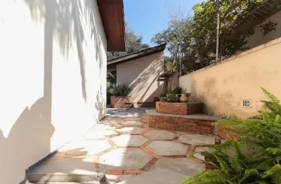 Excelente sobrado a venda e locação, com 3 dormitórios sendo 2 deles suítes e piscina, localizado em  santo amaro