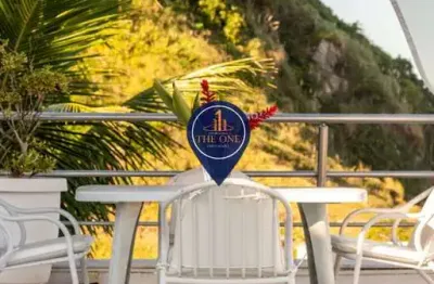 Construída na rocha do costão de pernambuco no guarujá. em frente à ilha dos arvoredos.