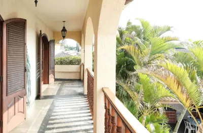 Sobrado de 590m² à venda, alto da lapa, são paulo, sp com 4 suítes, 7 banheiros e 3 sala, escritório, armários, cozinha completa, varanda, hidromassagem, sauna