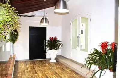 Casa comercial de 420m² para locação, vila madalena, são paulo, sp. com 12 ambientes, 5 banheiros, 2 recepções, amplo estacionamento.