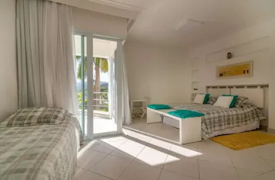 Construída na rocha do costão de pernambuco no guarujá. em frente à ilha dos arvoredos.